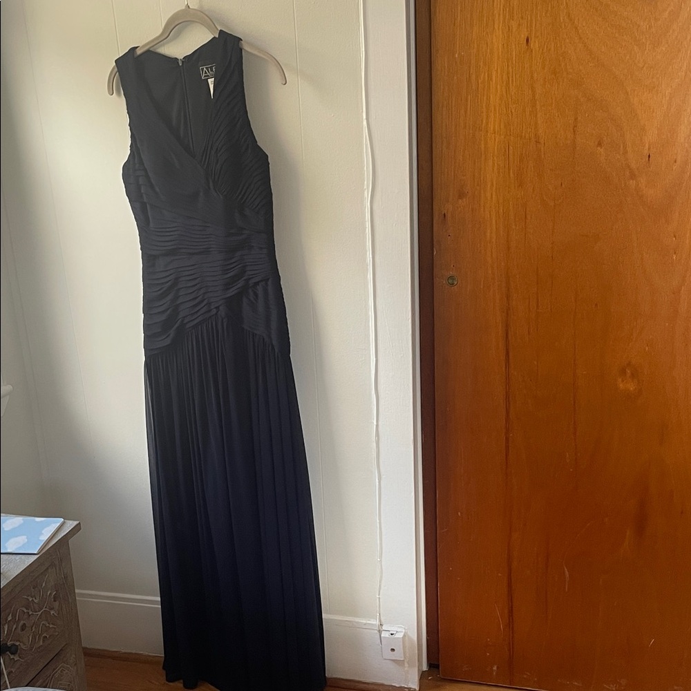 Elegant Ruched Evening Gown Navy Size 4